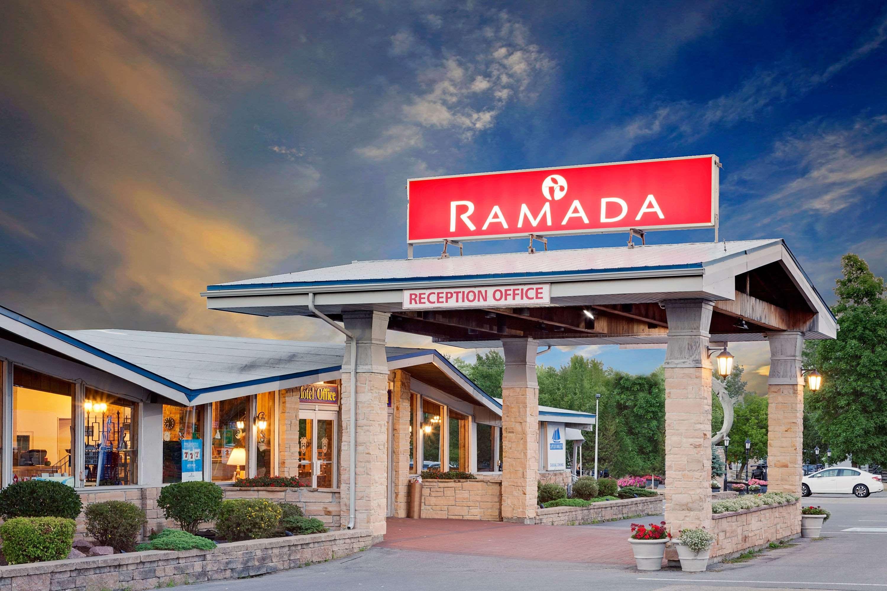 Ramada By Wyndham Gananoque Provincial Inn Extérieur photo